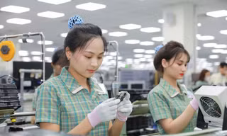 Nhiều doanh nghiệp điện tử có thể dịch chuyển một phần trong khâu sản xuất sang các thị trường bị áp thuế thấp hơn.