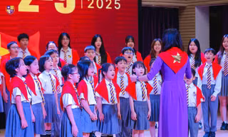 350 thầy trò Olympia hợp xướng 'Tiến quân ca'