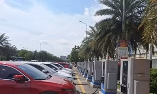 Dùng công cụ kinh tế để kiểm soát xe xăng
