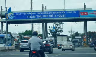 Trạm đã dừng thu phí từ lâu nhưng vẫn án ngữ ngay Quốc lộ 51, cản trở giao thông