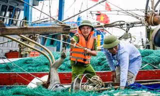 Hình ảnh chiến sĩ Công an Ninh Bình cùng dân vượt mưa bão 