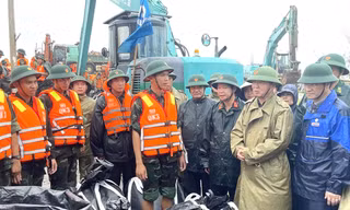 Phó Thủ tướng Trần Hồng Hà thị sát sự cố đê biển Hải Thịnh III