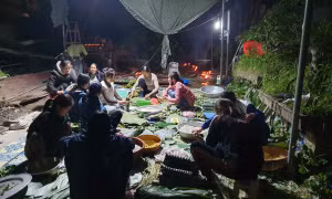 Phụ nữ Hà Nội thức đêm gói bánh chưng hỗ trợ đồng bào các tỉnh miền Trung, Tây Nguyên khắc phục hậu quả mưa lũ. Ảnh: PV.
