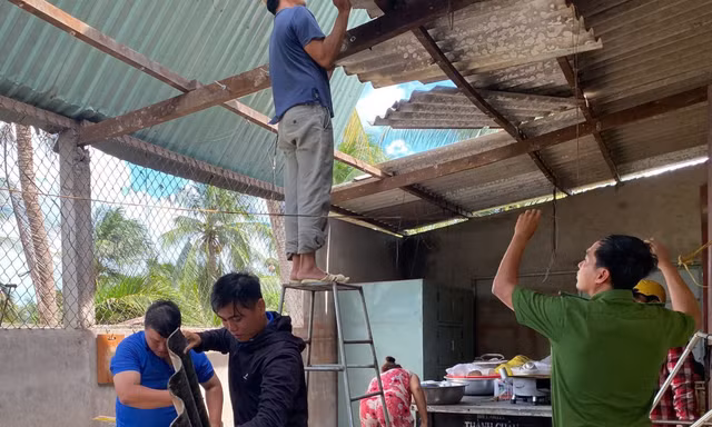 Lốc xoáy làm hàng chục căn nhà tốc mái, một người tử vong