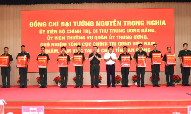 Đại tướng Nguyễn Trọng Nghĩa thăm, tặng quà tại An Giang 