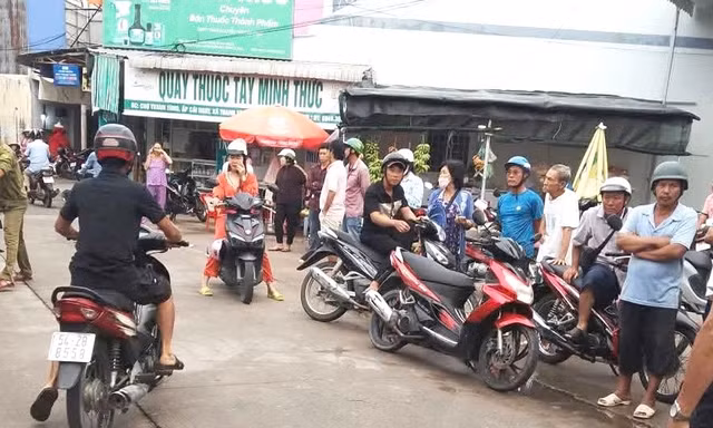 Người dân địa phương tập trung tại hiện trường vụ án mạng. Ảnh: IE.