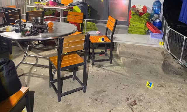 Thấy chồng nhậu cùng phụ nữ khác, vợ mang dao rạch mặt 'đối thủ'