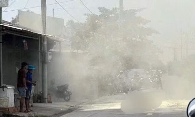 Người đàn ông đổ xăng tự thiêu giữa đường