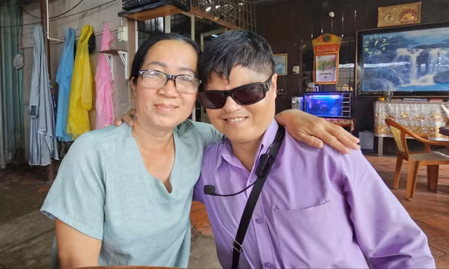 Chàng nghệ sĩ mù giả giọng các nghệ sĩ nổi tiếng như thật