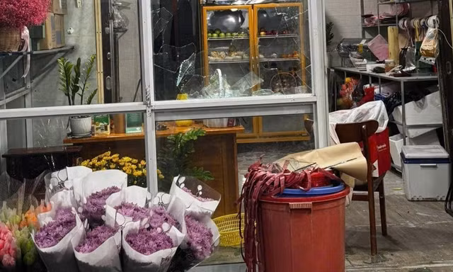 Dùng dao tấn công vợ cũ, đập phá tiệm hoa rồi bỏ trốn