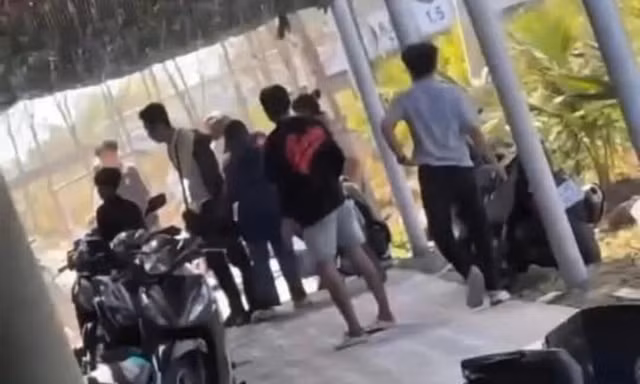  Bé gái 11 tuổi bị thương nặng do 2 nhóm khách ẩu đả nhau tại quán