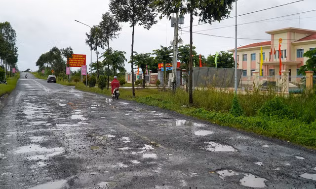 Đường Xuyên Á qua An Giang chi chít 'ổ gà, ổ voi'