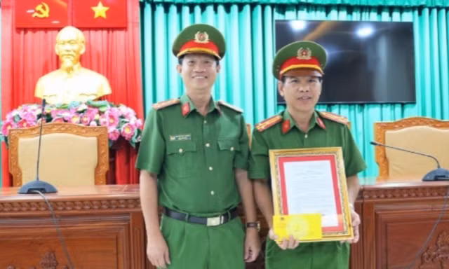 Phá nhanh vụ trộm hơn 10 cây vàng, Công an phường Long Xuyên được Bộ Công an khen thưởng