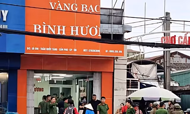 Vờ mua hàng rồi giật 3 chỉ vàng bỏ chạy