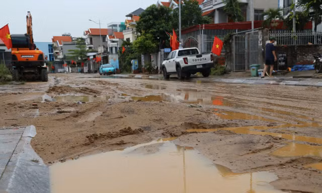 CLIP: 'Bão bùn' từ trên đồi đổ xuống, phủ kín gần 1km đường phố ở Quảng Ninh