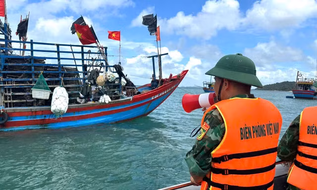 Quảng Ninh cấm biển, gấp rút ứng phó bão số 1