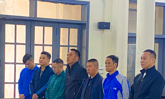 Sàm sỡ, đánh hội đồng 3 phụ nữ trước quán karaoke, 6 bị cáo lĩnh án treo