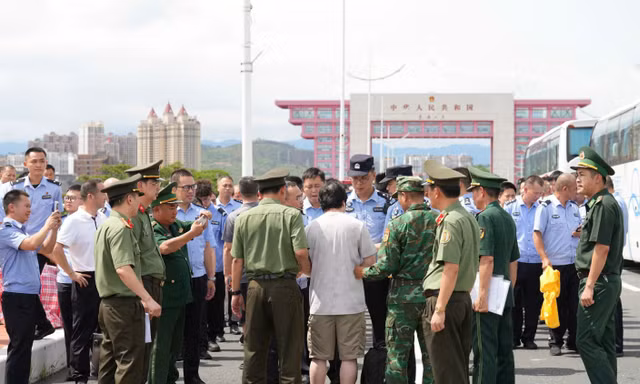 Tiếp tục bàn giao 30 đối tượng lừa đảo công nghệ cao cho Công an Trung Quốc