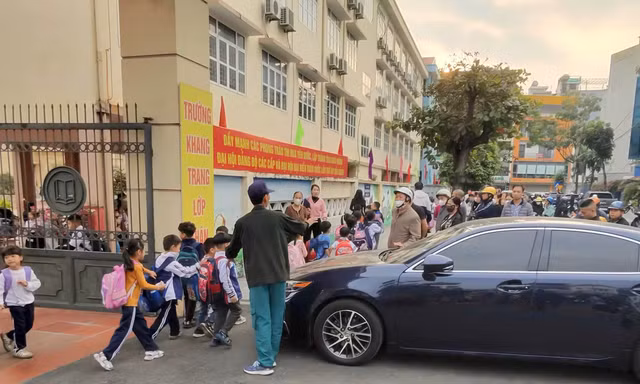 Phụ huynh bức xúc vì hiệu trưởng đỗ ô tô Lexus chắn cổng trường giờ tan học