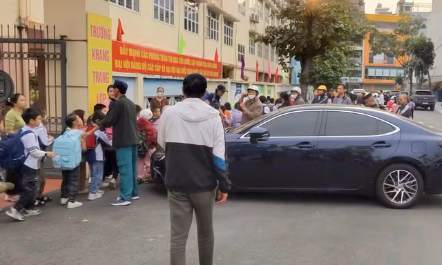 Vụ hiệu trưởng đỗ Lexus chắn cổng trường ở Quảng Ninh: Lãnh đạo phường Hạ Long nói gì?