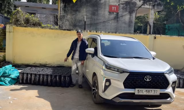 Bắt giữ 2 đối tượng vận chuyển 200 bình nghi là khí cười