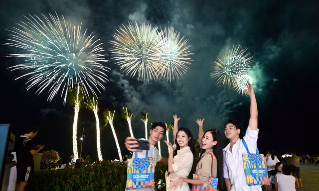 Pháo hoa rực trời mở màn mùa du lịch Hạ Long, Sầm Sơn