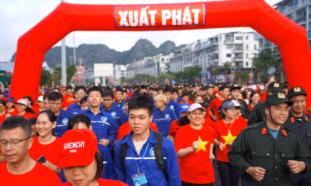 Hàng nghìn người chạy hưởng ứng Ngày Pháp luật Việt Nam