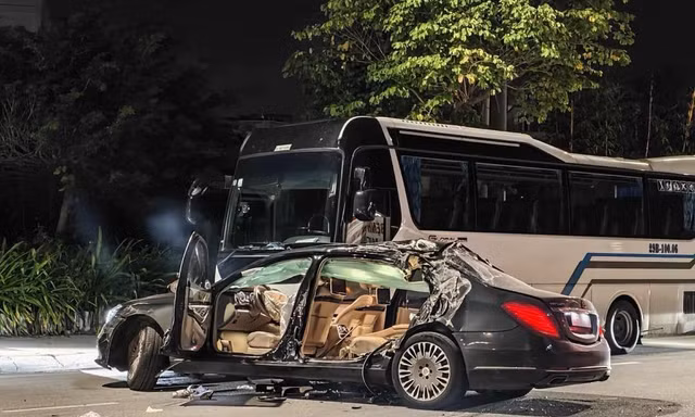 Hiện trường vụ xe Maybach S600 đâm xe khách làm 1 người tử vong