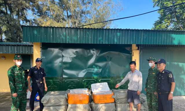 Dùng bè vận chuyển 850kg nầm lợn đông lạnh qua biên giới
