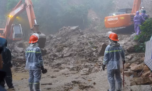 Tại hiện trường có hàng ngàn tấn đất đá bị sạt lở, tràn xuống đường. Chính quyền lập chốt, không cho người dân đi lên núi.