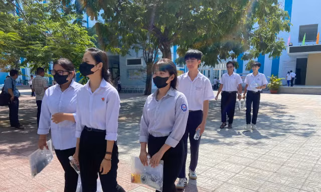 Khánh Hoà: Xác minh thông tin giám thị ‘ưu ái’ thí sinh dùng phao thi tốt nghiệp