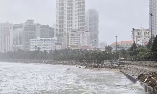 Nước lũ trên sống Cái Nha Trang đang lên rất cao.