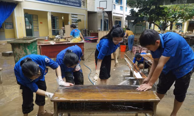 Hàng trăm trường còn ngổn ngang sau lũ, Khánh Hòa chi khẩn cấp 1–2 tỷ đồng cho từng địa phương
