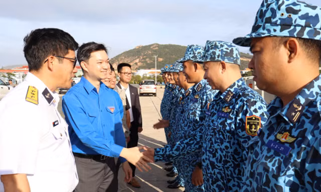 Bí thư Thường trực Trung ương Đoàn thăm, chúc Tết Vùng 4 Hải quân và Lữ đoàn Tàu ngầm 189