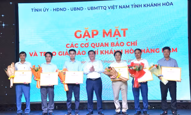 Chủ tịch Khánh Hòa: Chính quyền 'không được né tránh báo chí'