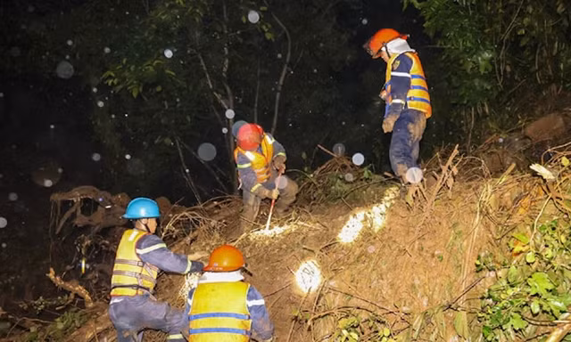 Đất đá sạt xuống lán trại ven đèo Khánh Sơn, 3 người bị vùi lấp