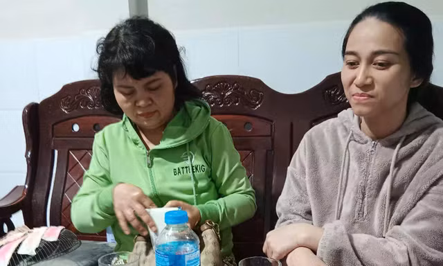 Nhặt được túi vàng giữa dòng lũ, vợ chồng ở Nha Trang tìm trả lại cho người mất