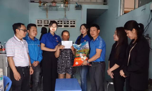Báo Tiền Phong cùng các nhà hảo tâm hỗ trợ người dân vùng lũ Khánh Hòa 