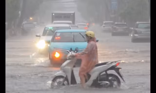 Mưa lớn gây ngập nhiều tuyến đường ở Nha Trang
