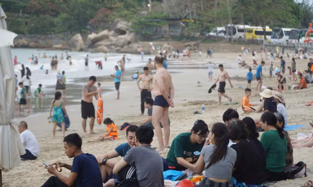 Tại bãi biển Hòn Chồng, phường Bắc Nha Trang hàng ngàn người dân, du khách đổ về tắm biển, vui chơi, tạo nên cảnh nhộn nhịp.