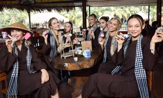 Dàn 'mỹ nhân' quốc tế 'Miss Charm 2025' thích thú với ẩm thực Việt Nam, 'bắt trend' gen Z ‘Em là con gái miền Tây’