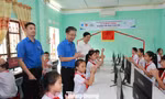 Các em học sinh biên giới Lạng Sơn vui mừng nhận dàn máy tính do Trung ương Đoàn tặng. 