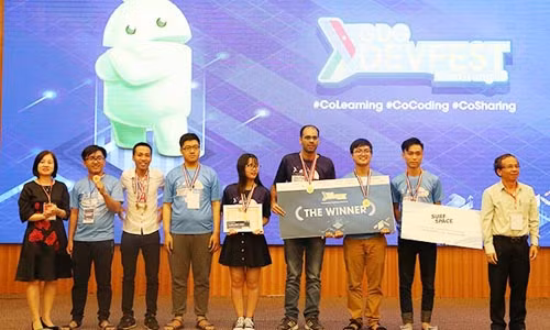 Ban Tổ chức trao giải Toàn diện cho nhóm Wiinav đến từ ĐH Duy Tân
