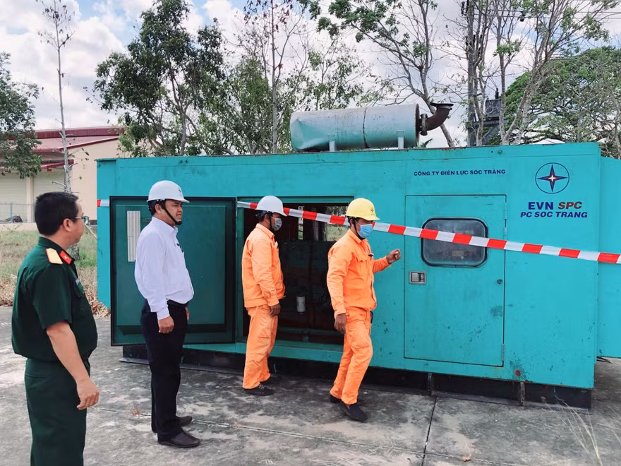 Công ty Điện lực Sóc Trăng bố trí máy phát điện dự phòng tại các cơ sở y tế và điểm cách ly.