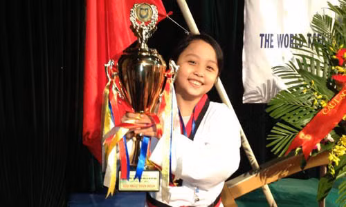 Lan Minh nhận cúp trong cuộc thi Taekwondo Thành phố Hà Nội