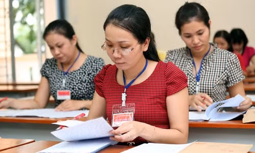 Các giáo viên đang tích cực chấm thi môn Ngữ Văn. Ảnh: Giáo dục và Thời Đại