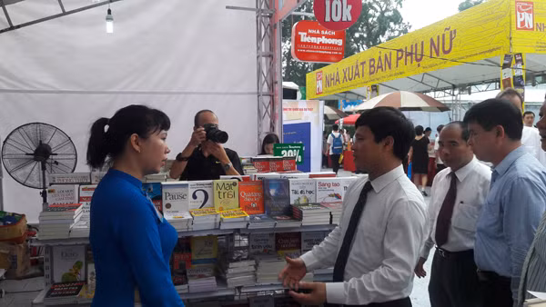 Ông Ngô Văn Quý, Thành ủy viên, Phó chủ tịch UBND Thành phố Hà Nội cùng đoàn đại biểu ghé thăm gian hàng Nhà sách Tiền Phong