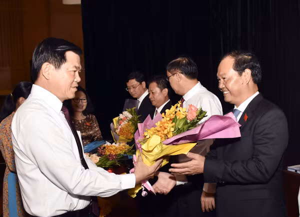 Bí thư Tỉnh ủy, Chủ tịch HĐND tỉnh Bà Rịa - Vũng Tàu Nguyễn Hồng Lĩnh chúc mừng tân Phó Chủ tịch HĐND tỉnh Mai Ngọc Thuận