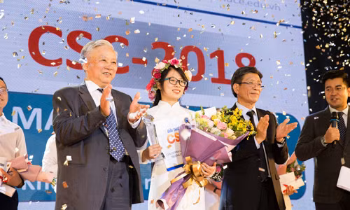 Ông Đào Ngọc Thanh – Bí thư Đảng ủy – Chủ tịch HĐQT Cotana – Chủ tịch HĐQL Quỹ Hỗ trợ Sinh viên Tài năng ngành Xây dựng (FSC) và P.GS-TS-NGƯT Phạm Duy Hòa – Bí thư Đảng ủy – Hiệu trưởng trường ĐHXD – Chủ tịch HĐKH Giải thưởng Sinh viên Tài năng CSC trao t