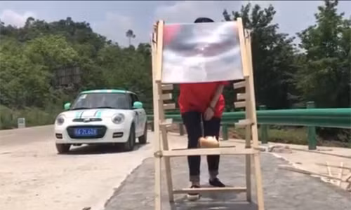 Thánh nữ công sở nướng vịt cực ngon bằng kính lúp